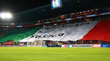 Aficionados de Tuzos desplegaron bandera gigante