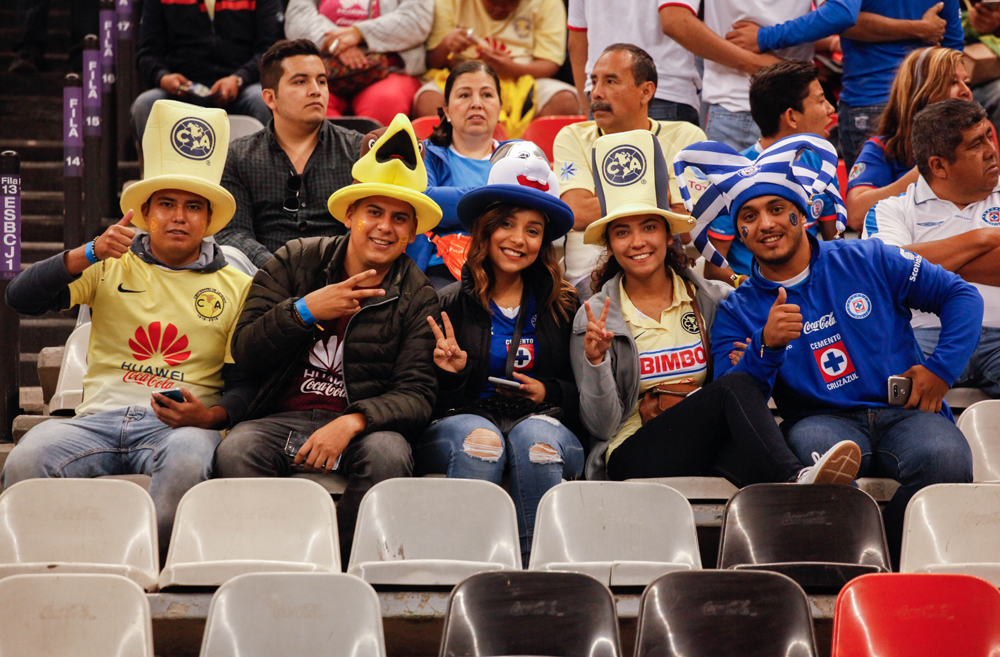 Aficionados de América y Cruz Azul conviven en las tribunas