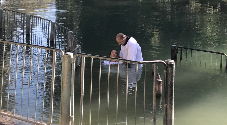 Cathy Siachoque y Miguel Varoni se bautizan en el Río Jordán