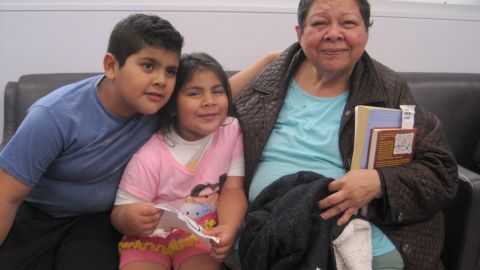 Maria Isabel García con dos de sus nietos, Pablo de 8 años y Soledad, de 4 en las instalaciones de Community Coalition, una organización del sur de Los Ángeles que ofrece ayuda a abuelas que se hacen cargo de sus nietos. /FRANCISCO CASTRO
