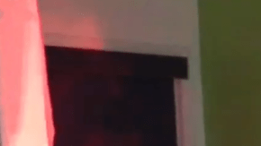 El Mercedes-Benz quedó completamente introducido en el cuarto donde dormían dos niños de 11 y 14 años, que afortunadamente no resultaron heridos.