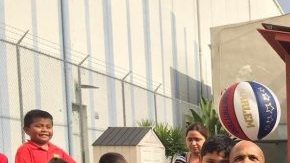 Los alumnos de la Escuela Charter Para Los Niños, de Los Ángeles, convivieron con 'El Gato' Meléndez (arriba), 'Flight Time' Lang (izq.) y 'Buckets' Blakes (der.), integrantes de los Harlem Globetrotters.