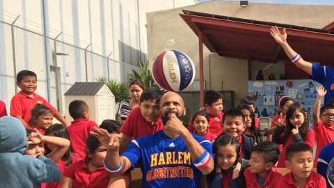 Los alumnos de la Escuela Charter Para Los Niños, de Los Ángeles, convivieron con 'El Gato' Meléndez (arriba), 'Flight Time' Lang (izq.) y 'Buckets' Blakes (der.), integrantes de los Harlem Globetrotters.