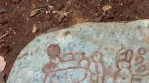 El colgante tiene un texto histórico relatado por 30 jeroglíficos en la parte posterior.