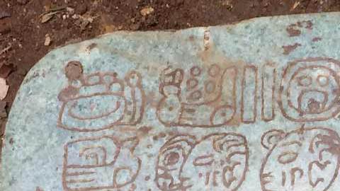 El colgante tiene un texto histórico relatado por 30 jeroglíficos en la parte posterior.