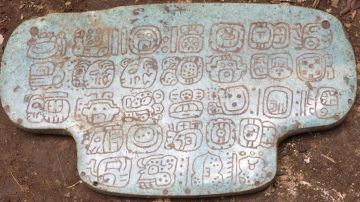 El colgante tiene un texto histórico relatado por 30 jeroglíficos en la parte posterior.