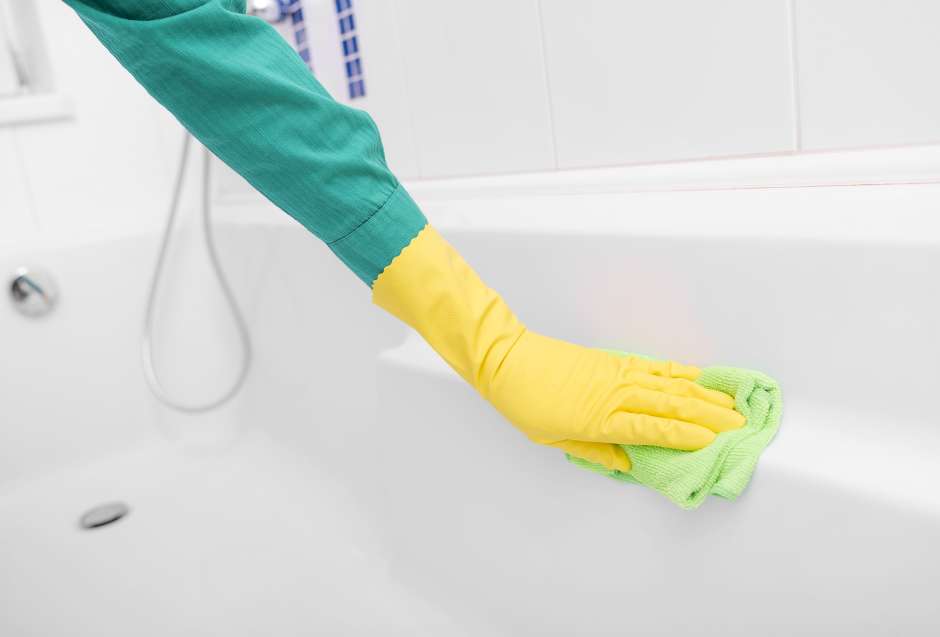 Usa guantes de plástico no poroso al remover el moho.