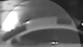 Un hombre fue captado en video ponchando llanta tras llanta en Van Nuys. (Captura/NBC4)
