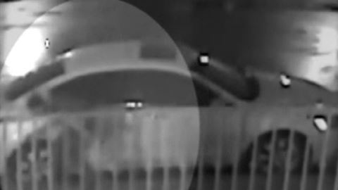 Un hombre fue captado en video ponchando llanta tras llanta en Van Nuys. (Captura/NBC4)