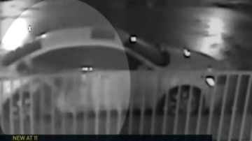 Un hombre fue captado en video ponchando llanta tras llanta en Van Nuys. (Captura/NBC4)
