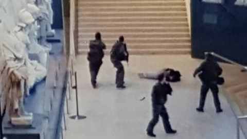 El hombre fue tiroteado frente al museo Louvre.