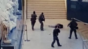 El hombre fue tiroteado frente al museo Louvre.