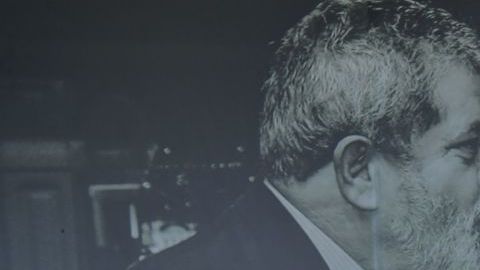 Lula da Silva recibe condolencias durante el funeral de su difunta esposa Marisa Leticia.