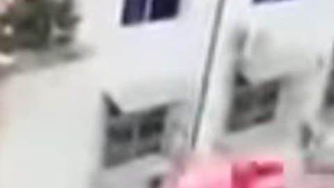 Mujer a punto de caer en intento de suicidio.