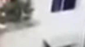 Mujer a punto de caer en intento de suicidio.