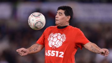 Maradona presume sus habilidades