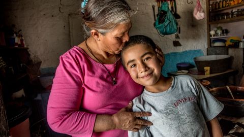 Maria de la Luz con su nieto Alexis. De sus 10 hijos, cuatro se han muerto, dos viven en EEUU y cuatro viven cerca de ella.