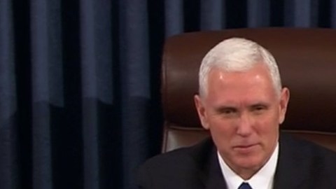 Mike Pence ejerció, por primera vez para un vicepresidente, su voto en el Senado para confirmar a un miembro del Gabinete.