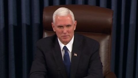 Mike Pence ejerció, por primera vez para un vicepresidente, su voto en el Senado para confirmar a un miembro del Gabinete.