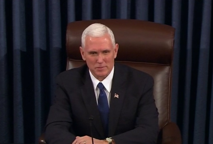 Mike Pence ejerció, por primera vez para un vicepresidente, su voto en el Senado para confirmar a un miembro del Gabinete.
