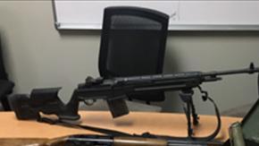 Se decomisaron 12 libras de metanfetamina y 18 armas en el operativo.