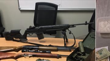 Se decomisaron 12 libras de metanfetamina y 18 armas en el operativo.