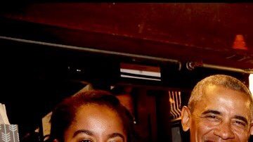 Obama y Malia con los actores de la obra teatral The Price, en Broadway.