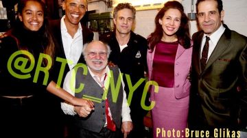 Obama y Malia con los actores de la obra teatral The Price, en Broadway.