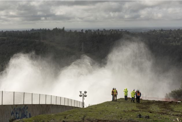 Trabajadores del estado frente a la presa desbordada en el norte de California. (Foto: Departamento de Recursos Hídricos de California)