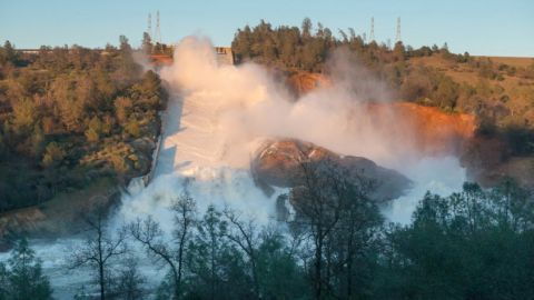 Las autoridades se apresuran a reparar los desperfectos en la represa ante la llegada de nuevas tormentas.