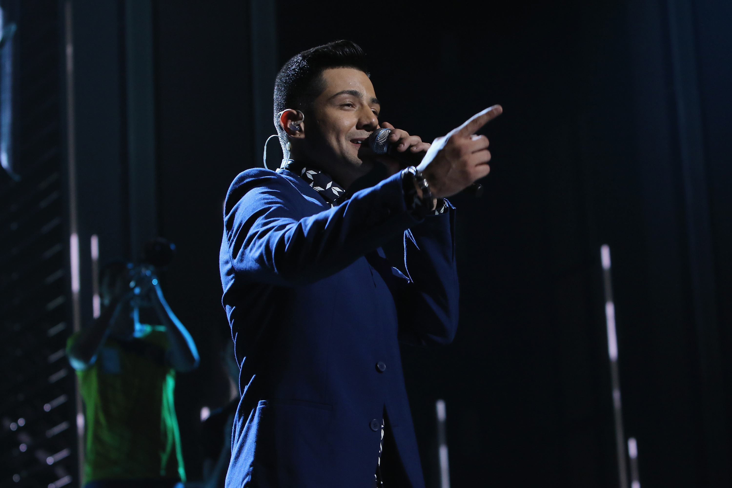 Luis Coronel durante su ensayo para Premio Lo Nuestro 2017 / Cortesía: Getty Images para Univision