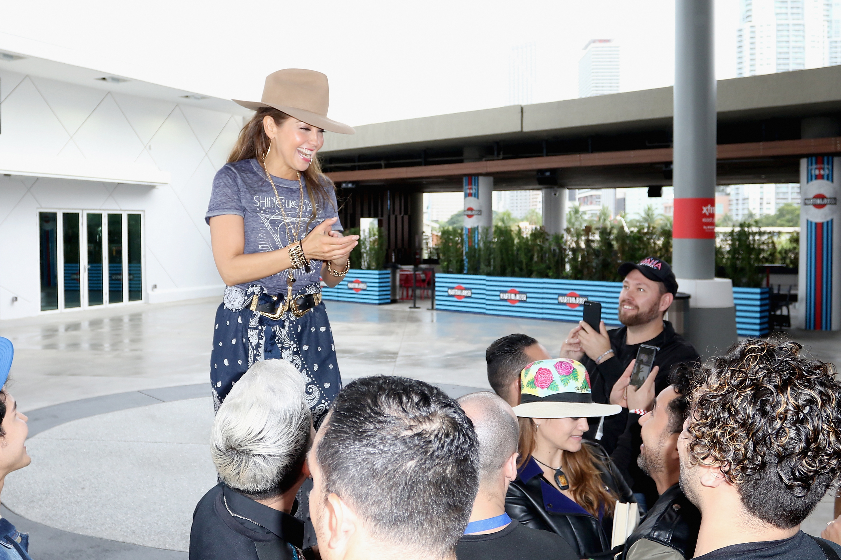 Thalía se tomó un tiempo para compartir con sus fans antes de los ensayos de Premio Lo Nuestro 2017