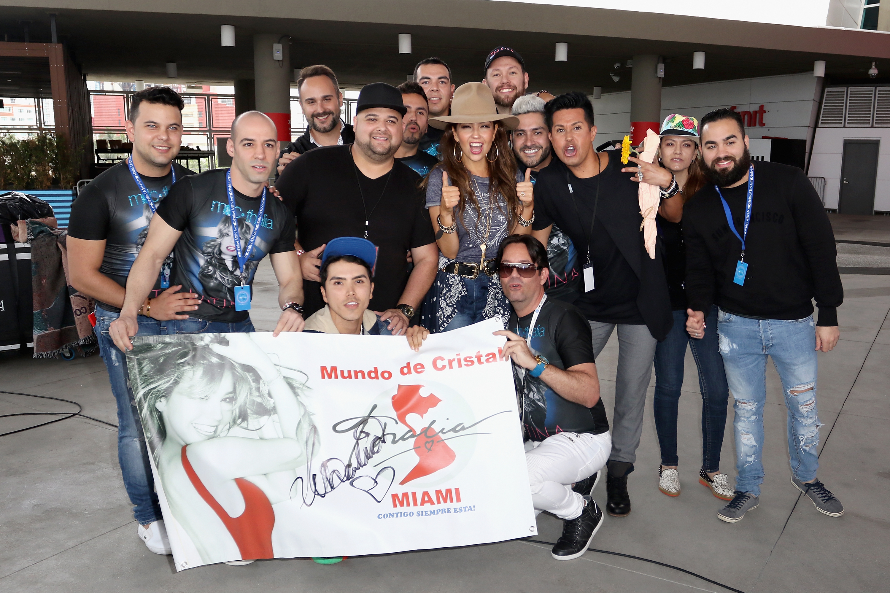Thalia con sus fans al llegar al American Airlines Arena en Miami, Florida
