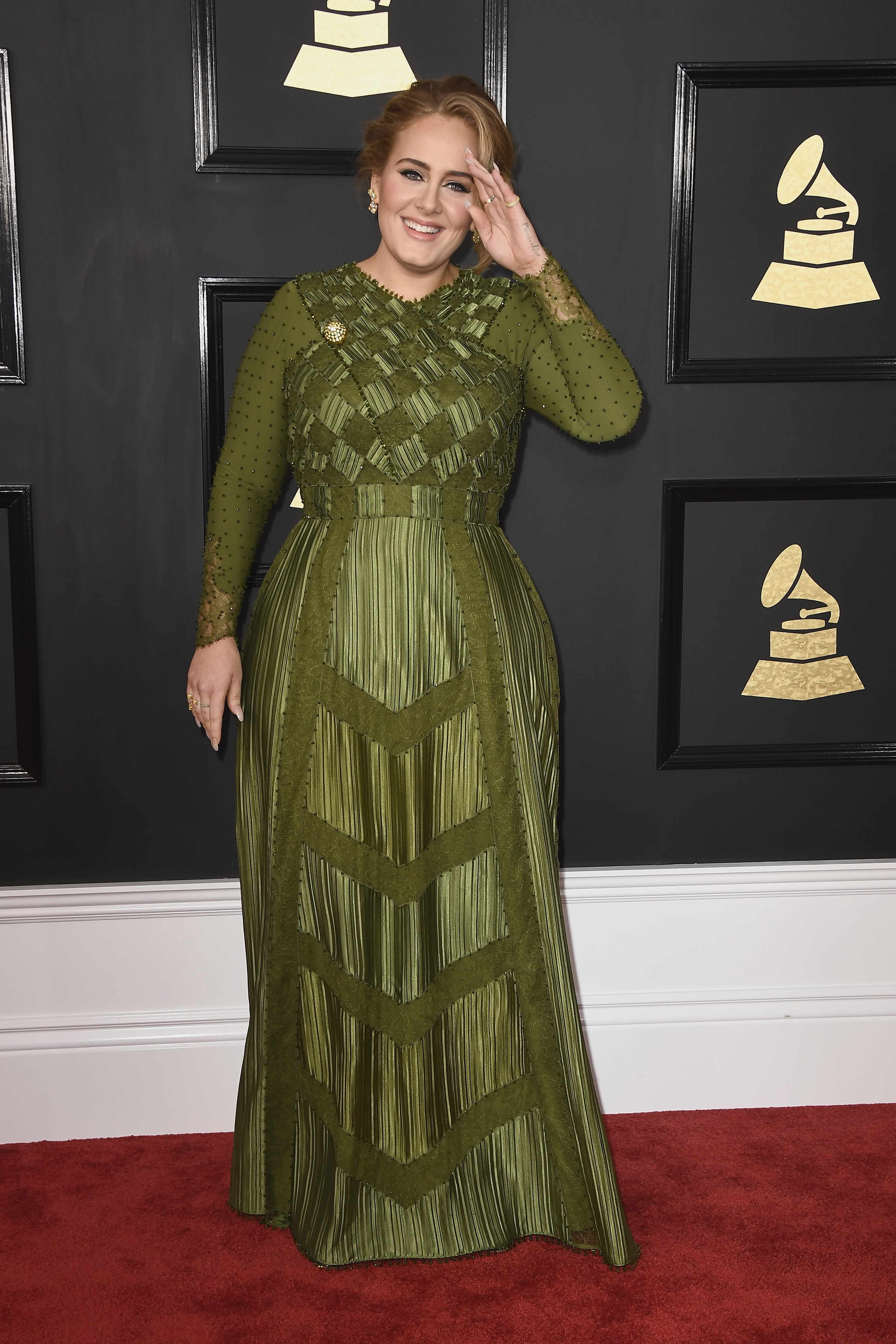 Adele luciendo un atuendo muy adecuado para la premiación.