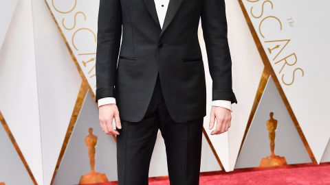 Andrew Garfield en la alfombra roja de los Premios Oscar 2017.