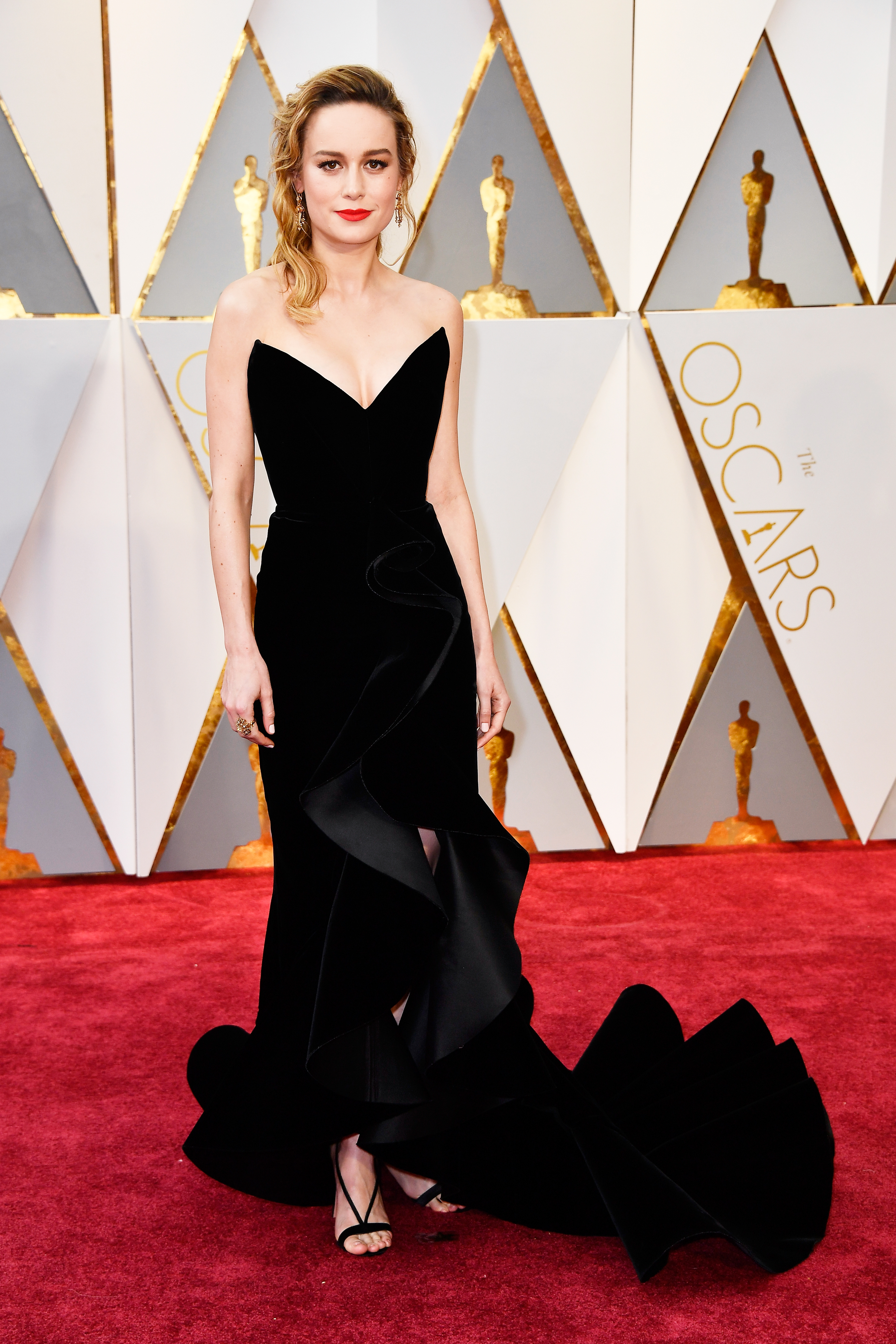 Brie Larson de negro en la alfombra roja