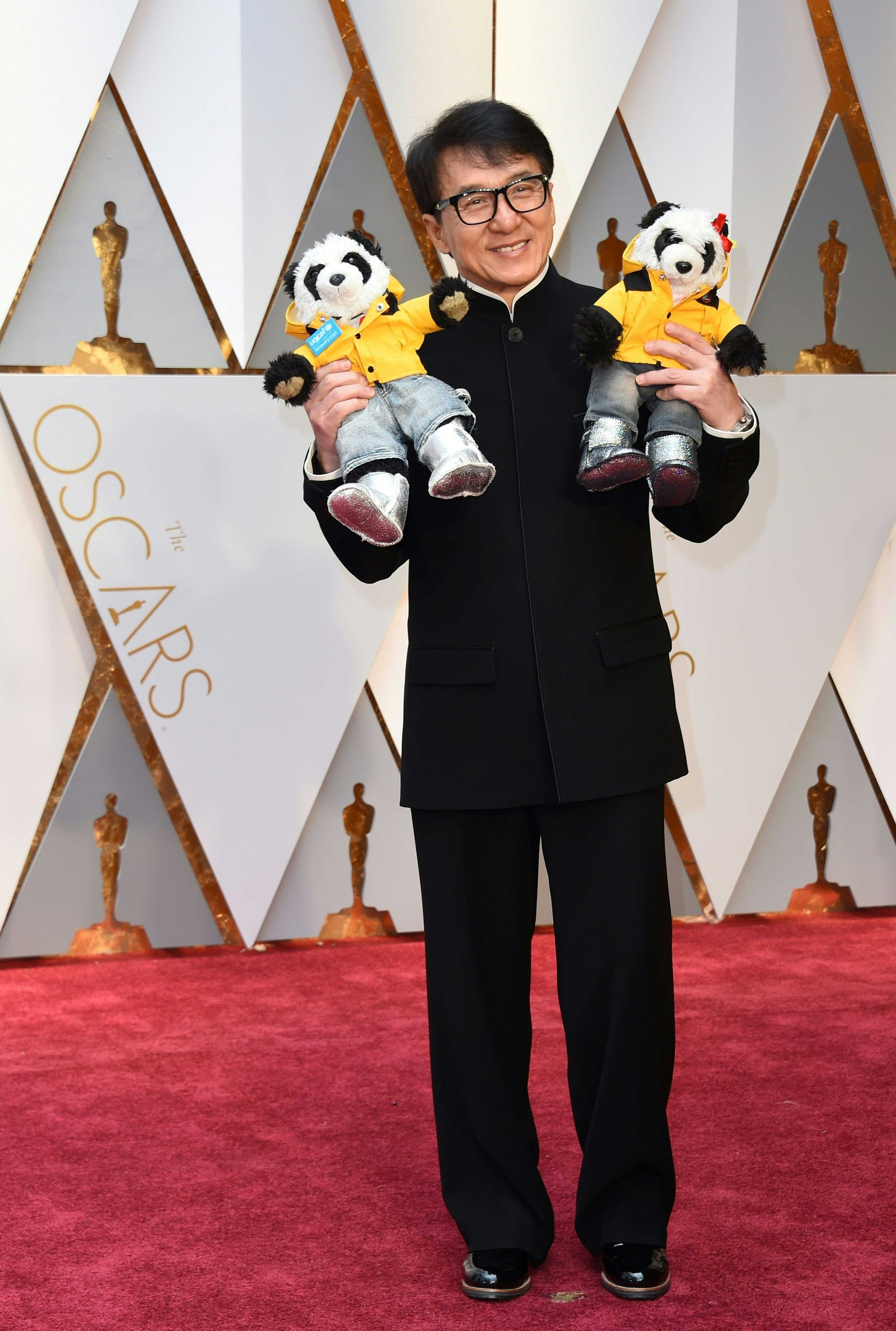 Jackie Chan con dos ositos en la alfombra roja