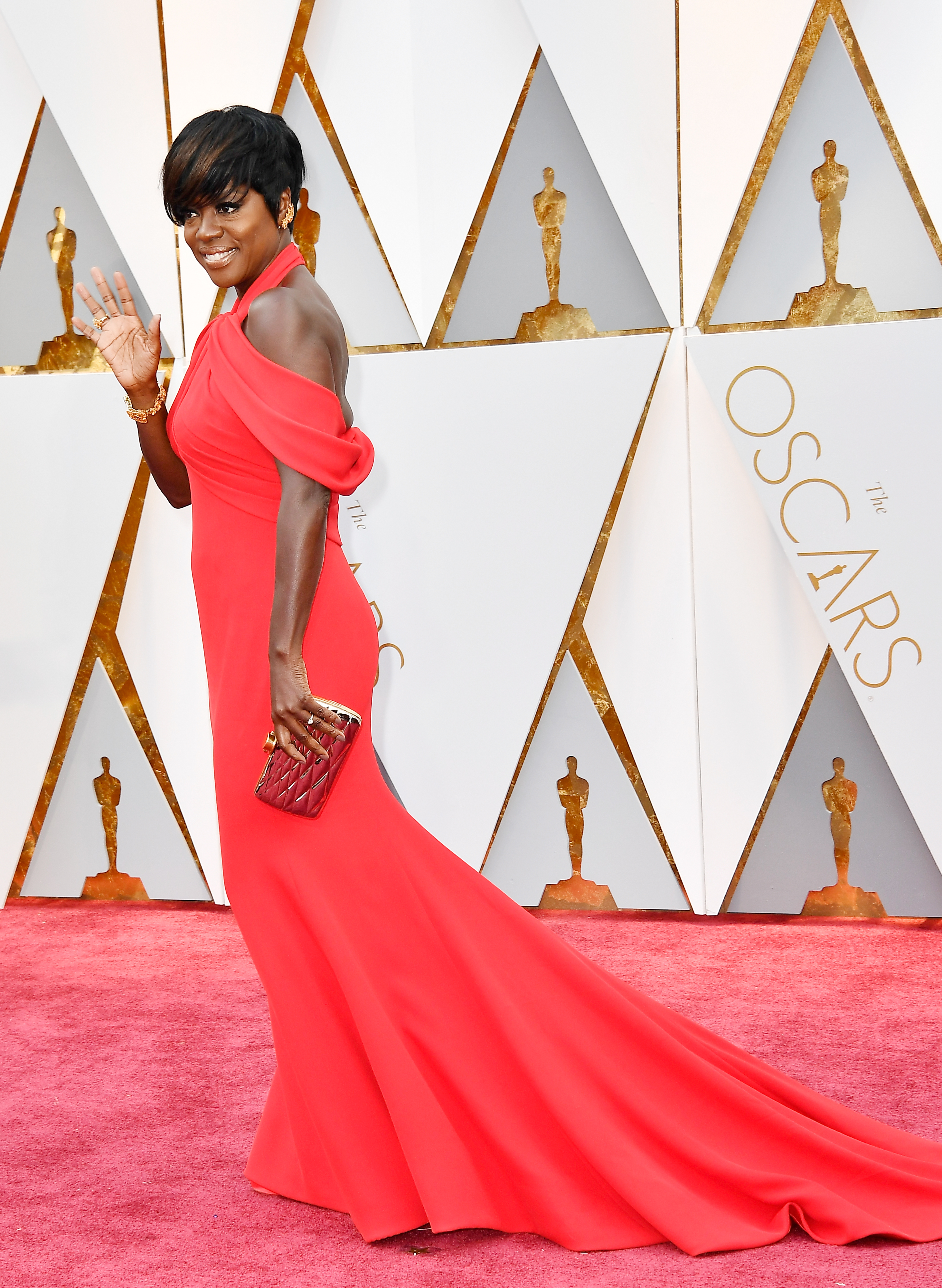 Viola Davis de rojo en la alfombra roja