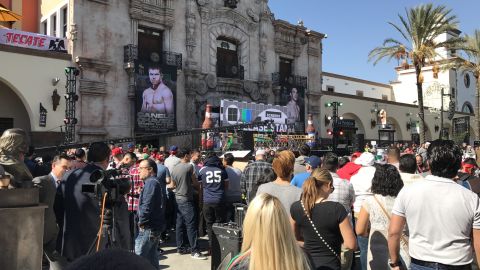 Centenares de fans esperaron por horas para ver a sus ídolos.