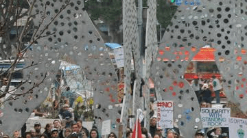 Al menos unas 2,000 entre ecologistas y numerosos miembros de tribus indígenas de California y Arizona marcharon pacíficamente, en respaldo a la reserva Sioux y en contra del oleoducto que atravesaría sus tierras en Dakota del Norte y que prevé atravesar el rio Misuri y el lago Oahe, fuentes de agua potable para la tribu Standing Rock Sioux. /Jorge Luis Macias, Especial para La Opinion