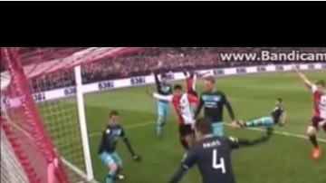 Portero del PSV realizó un autogol poco creíble