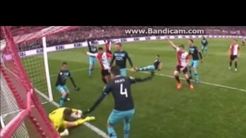 Portero del PSV realizó un autogol poco creíble