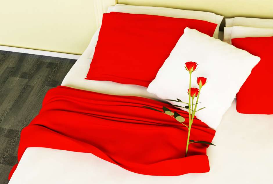 Las sábanas y fondas en tono rojo llaman la pasión.