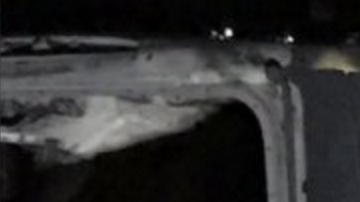 Cuatro coches fueron destruidos completamente por las llamas.