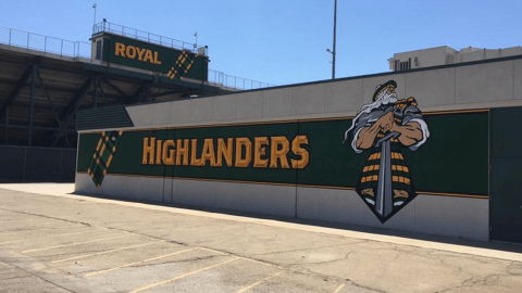 Las autoridades catean el campus del Royal High School.