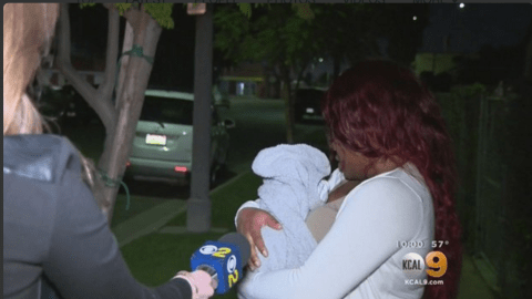 La madre fue reunida con su bebita.