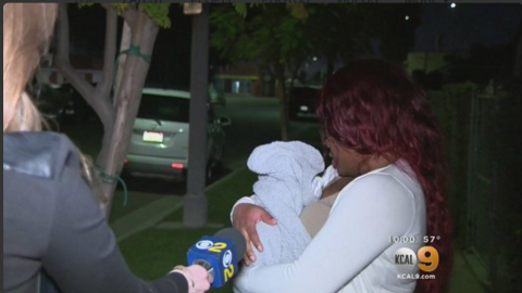 La madre fue reunida con su bebita.
