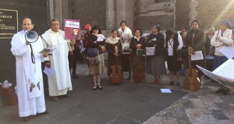 El acto de este día, realizado a las 8:00 horas, fue convocado por Solalinde y el Movimiento Misionero Itinerante del Reino para orar por las víctimas de la violencia en México