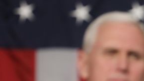 El presidente Donald J. Trump (c) durante su primera alocución a una sesión conjunta del Congreso