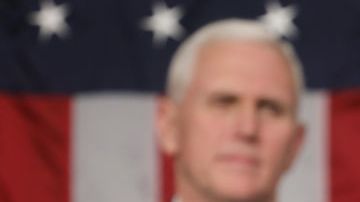 El presidente Donald J. Trump (c) durante su primera alocución a una sesión conjunta del Congreso